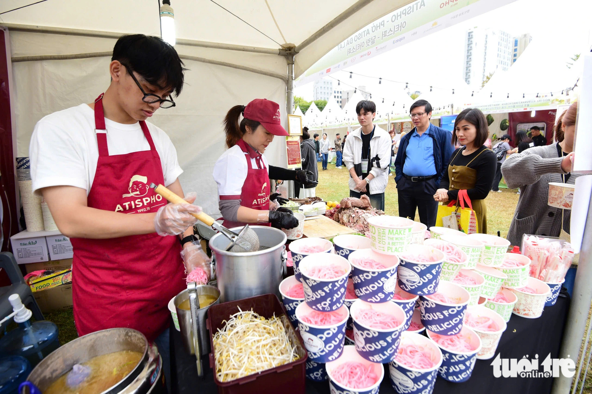 Khách đến Vietnam Phở Festival tại Seoul tăng vọt, các gian hàng gấp rút bổ sung nguyên liệu - Ảnh 7.