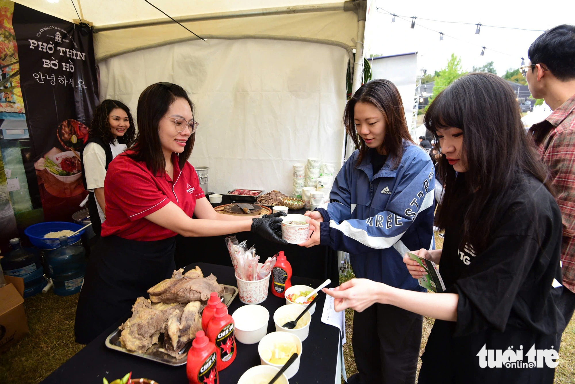 Khách đến Vietnam Phở Festival tại Seoul tăng vọt, các gian hàng gấp rút bổ sung nguyên liệu - Ảnh 10.