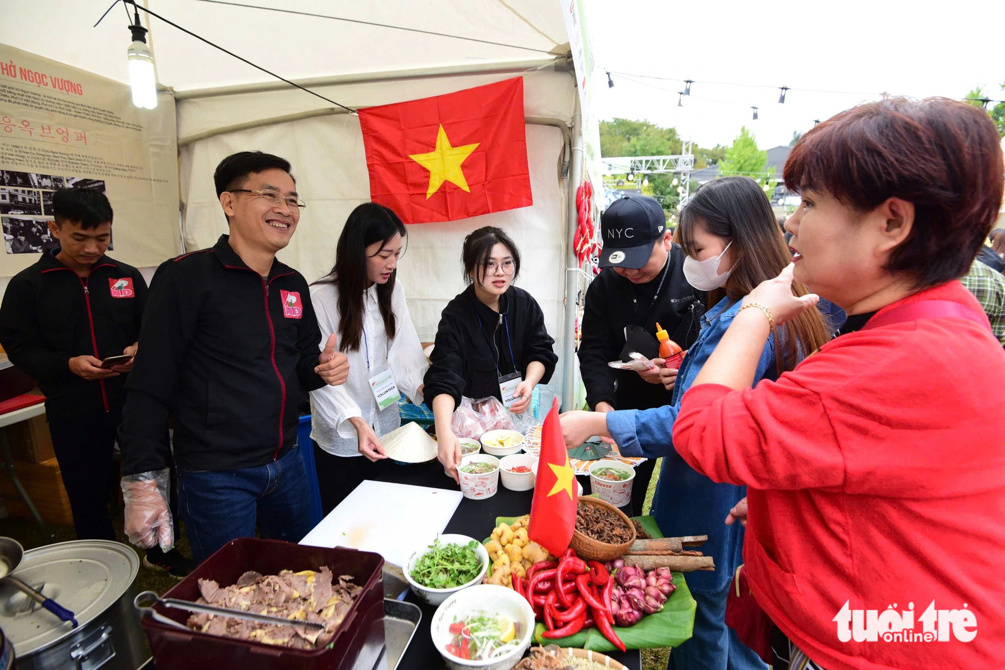 Khách đến Vietnam Phở Festival tại Seoul tăng vọt, các gian hàng gấp rút bổ sung nguyên liệu - Ảnh 11.