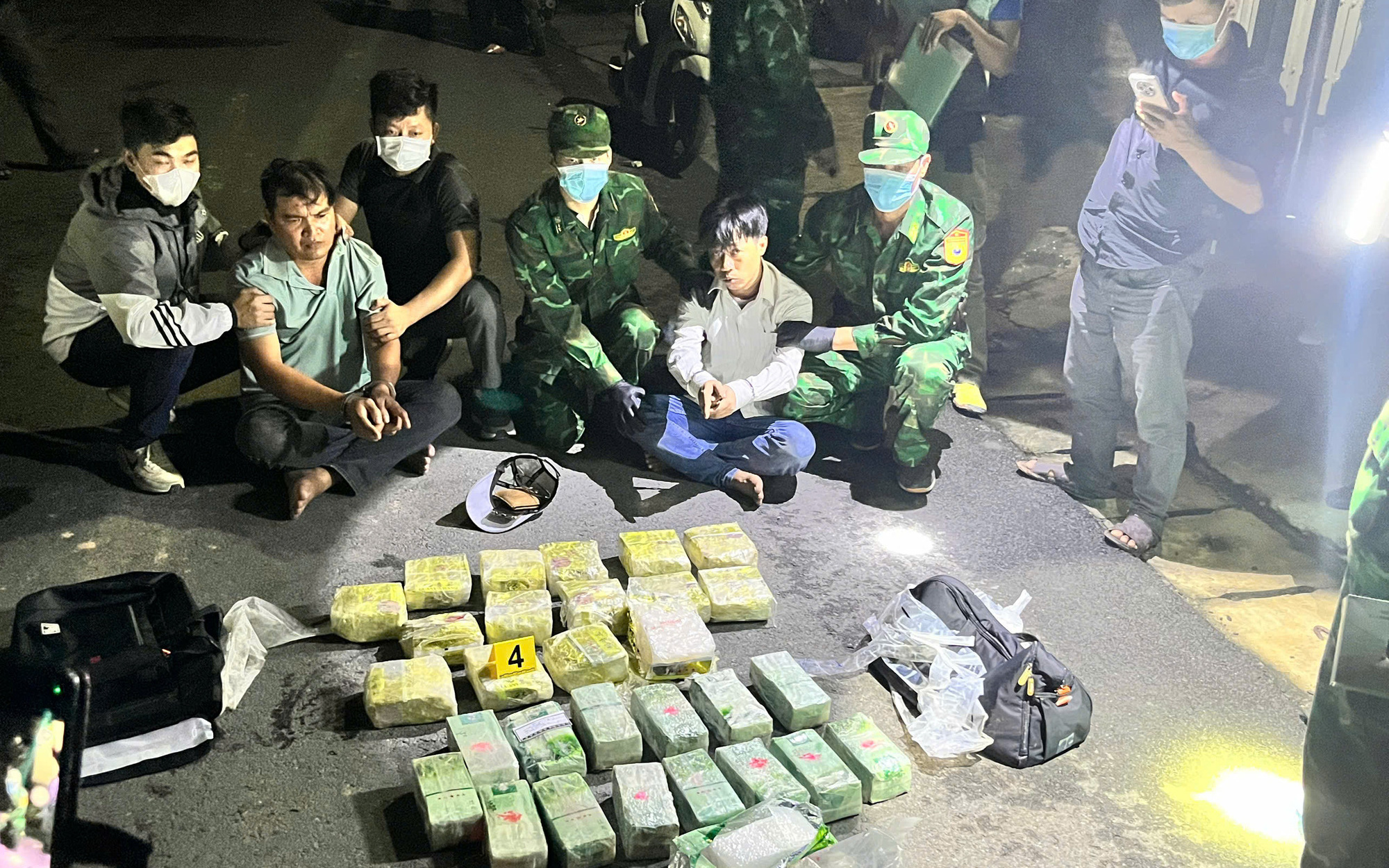 Triệt phá băng nhóm giấu ma túy ở tiệm tạp hóa để bán, thu giữ nhiều súng đạn - Ảnh 4.