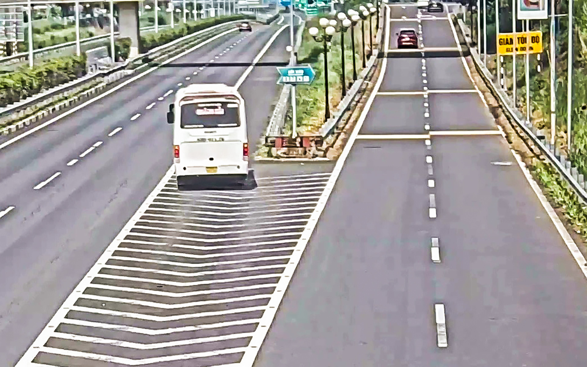 Lùi xe ở đường dẫn ra khỏi cao tốc, tài xế bị tước bằng - Ảnh 2.