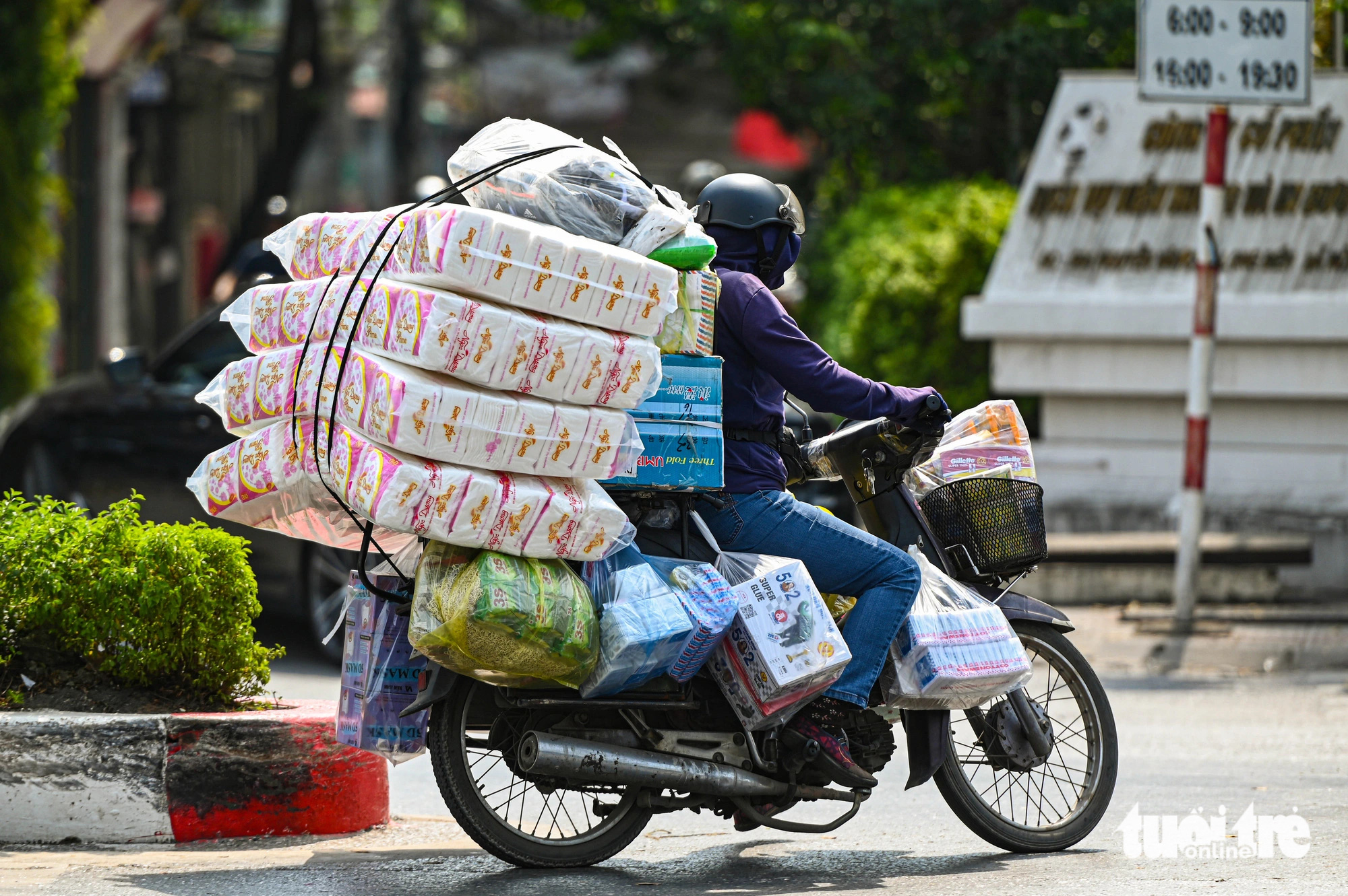 Chở hàng cồng kềnh trên phố Hà Nội, nhiều tài xế bị xử phạt đều nói vì mưu sinh - Ảnh 2.