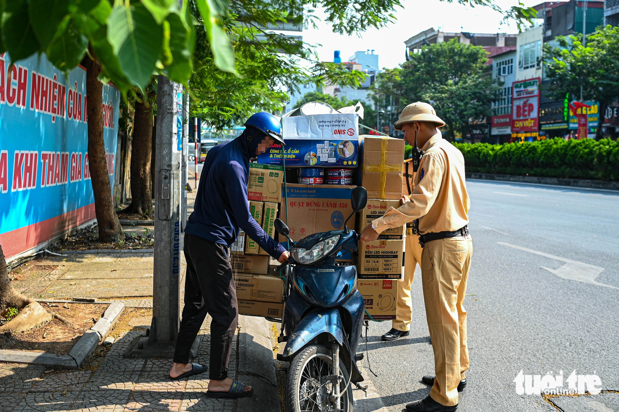 Chở hàng cồng kềnh trên phố Hà Nội, nhiều tài xế bị xử phạt - Ảnh 4.