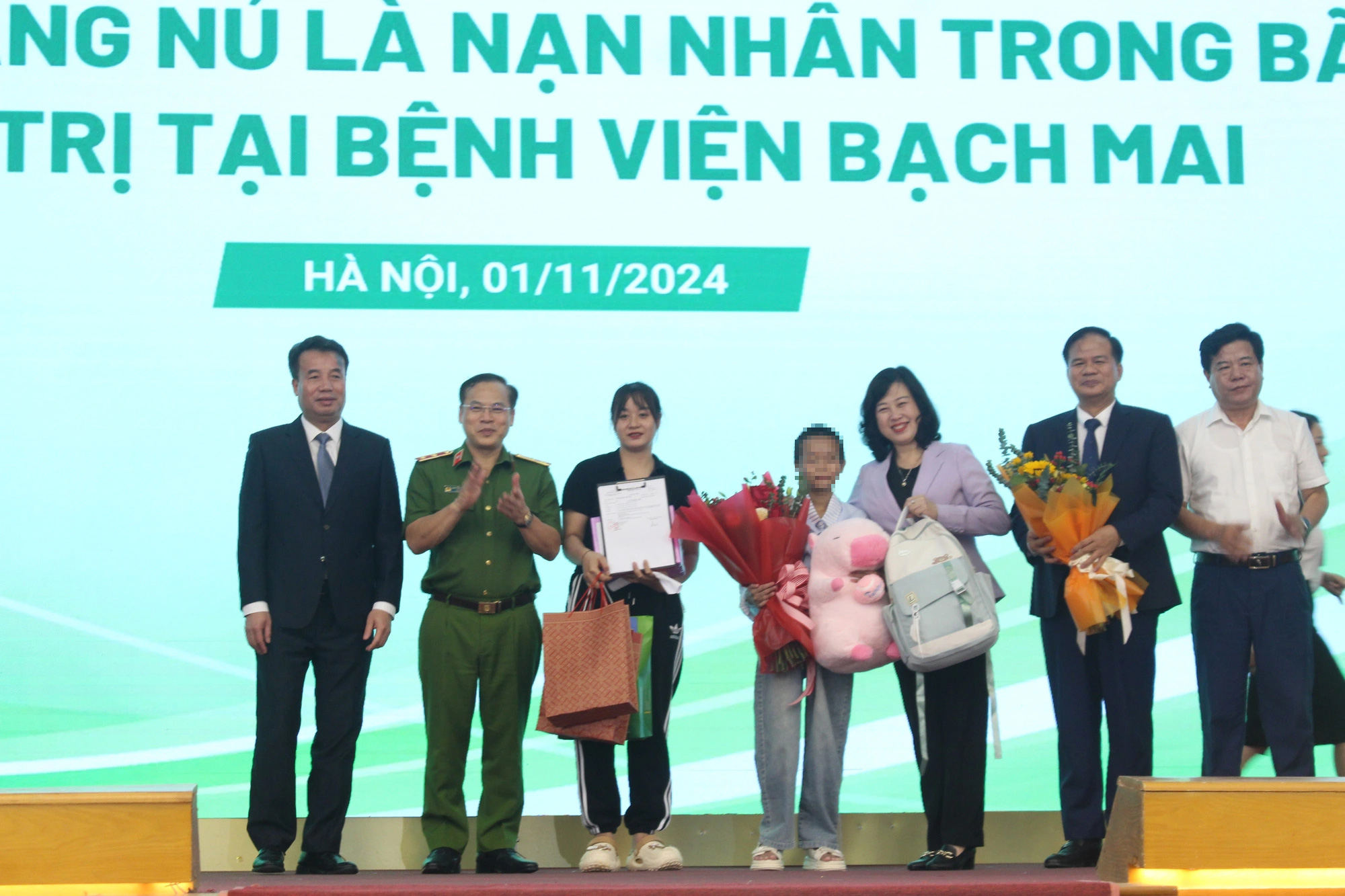 Bé gái Làng Nủ hồi phục kỳ diệu sau 50 ngày điều trị - Ảnh 1. Bé gái Làng Nủ hồi phục kỳ diệu sau 50 ngày điều trị - Ảnh 1.