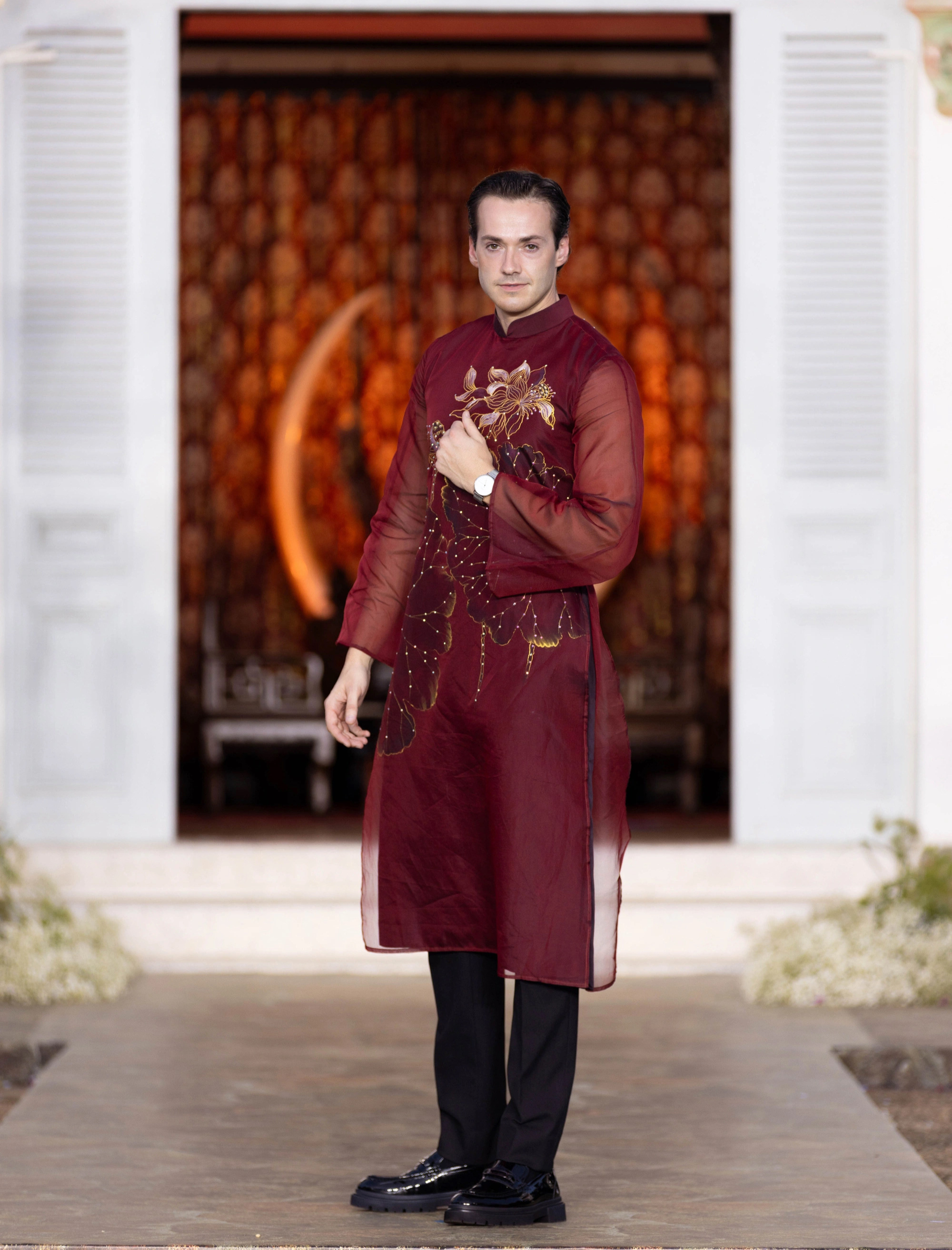Más de 60 reyes de desfiles masculinos actúan en Ao Dai en el sitio de reliquias de Bach Dinh, Vung Tau - Foto 2. Hơn 60 nam vương diễn áo dài ở khu di tích Bạch Dinh, Vũng Tàu - Ảnh 2.