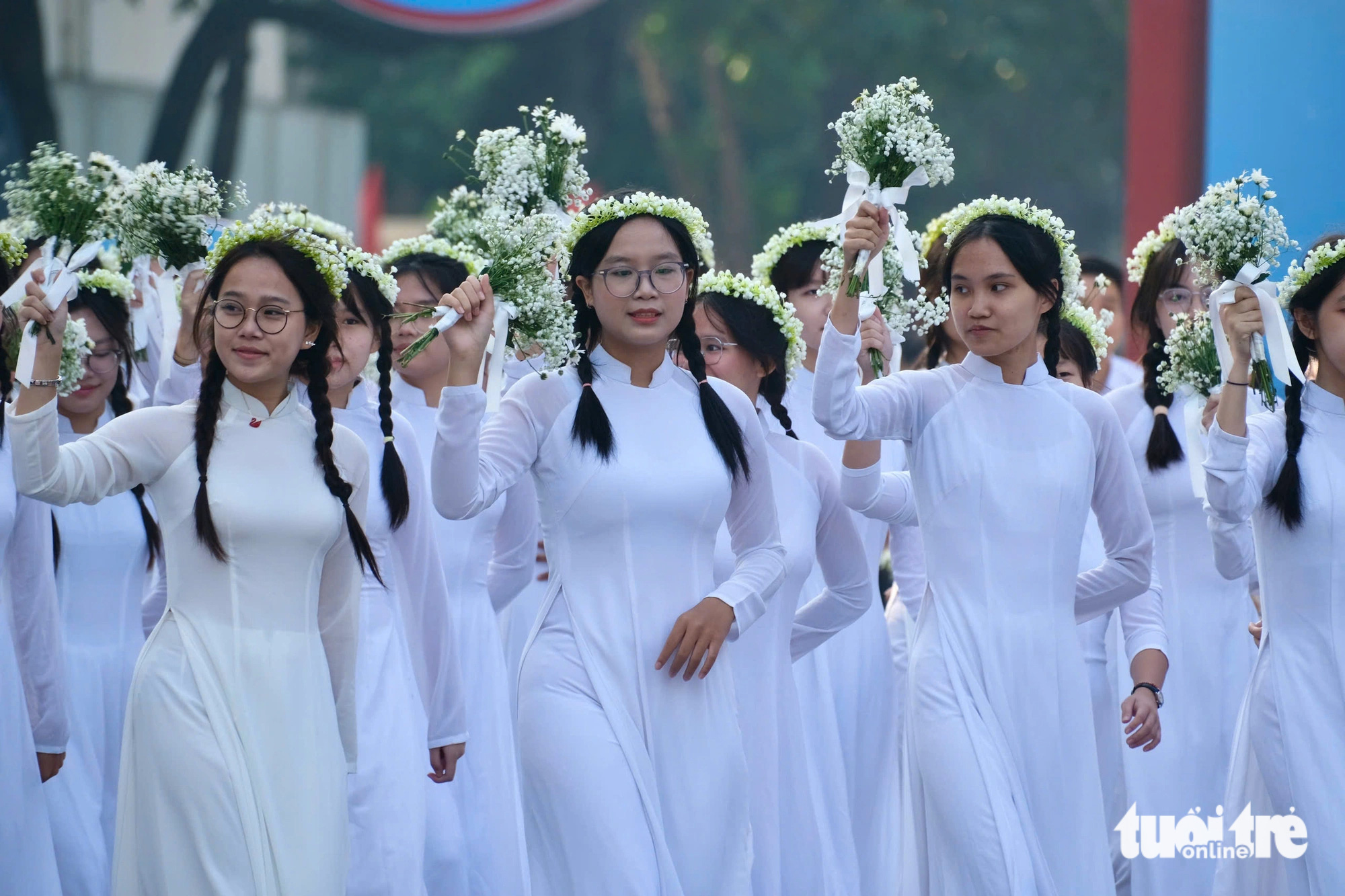 70 nữ sinh Trường THPT Chu Văn An duyên dáng trong tà áo dài trắng tại 'Hành khúc học sinh Thủ đô' - Ảnh 16.