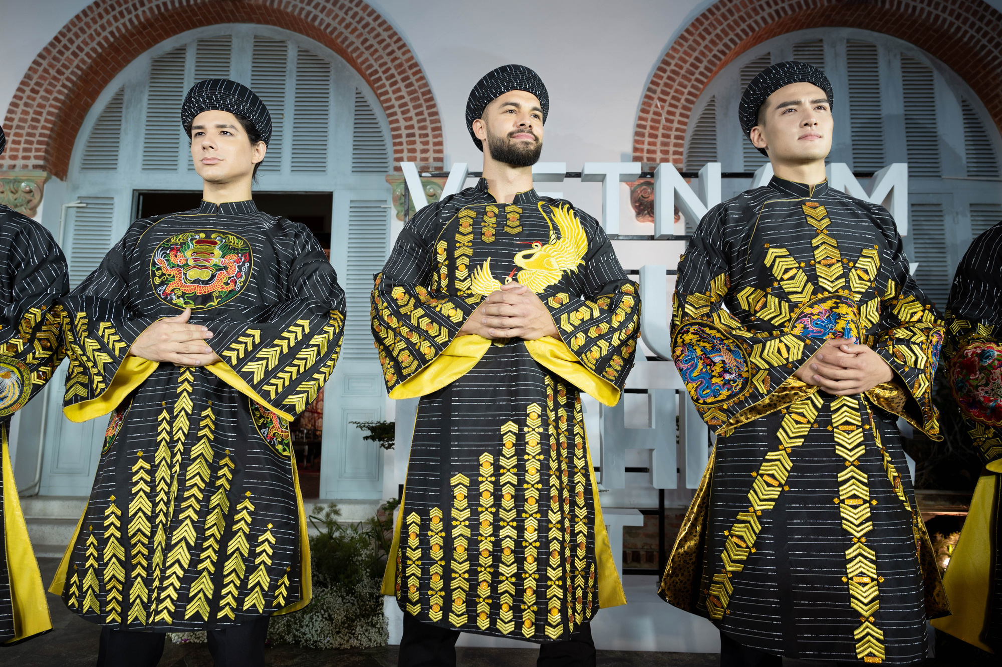 Más de 60 reyes de desfiles masculinos actúan en Ao Dai en el sitio de reliquias de Bach Dinh, Vung Tau - Foto 7. Hơn 60 nam vương diễn áo dài ở khu di tích Bạch Dinh, Vũng Tàu - Ảnh 7.