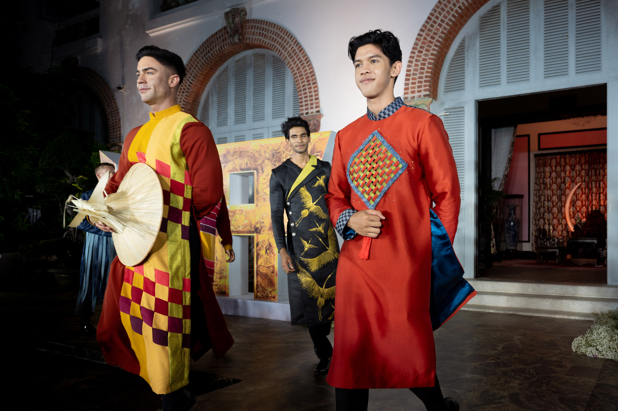 Más de 60 reyes de desfiles masculinos actúan en Ao Dai en el sitio de reliquias de Bach Dinh, Vung Tau - Foto 4. Hơn 60 nam vương diễn áo dài ở khu di tích Bạch Dinh, Vũng Tàu - Ảnh 4.