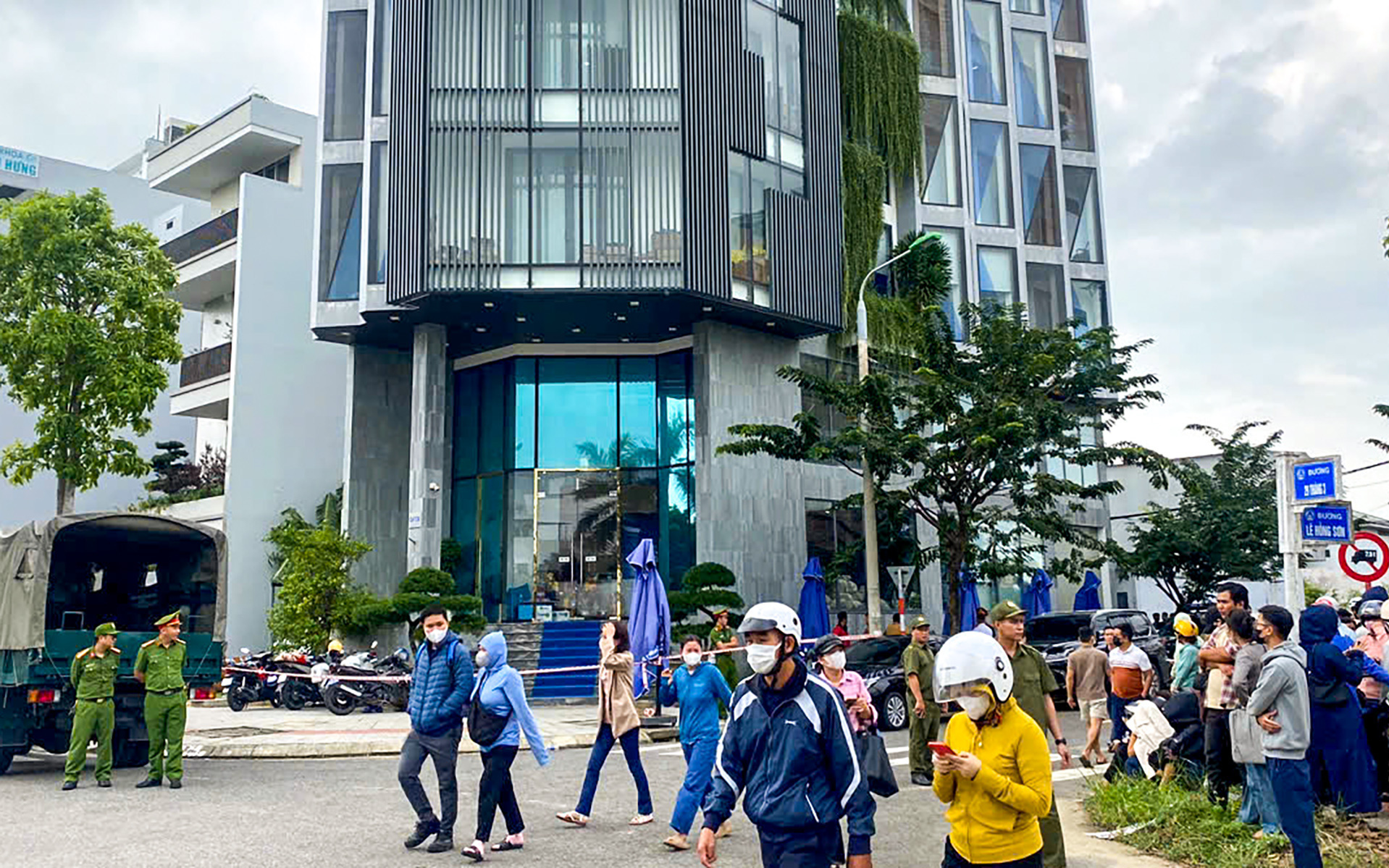 Bắt phó giám đốc một ngân hàng và vợ vì lừa đảo chiếm đoạt ít nhất 61 tỉ đồng - Ảnh 4.
