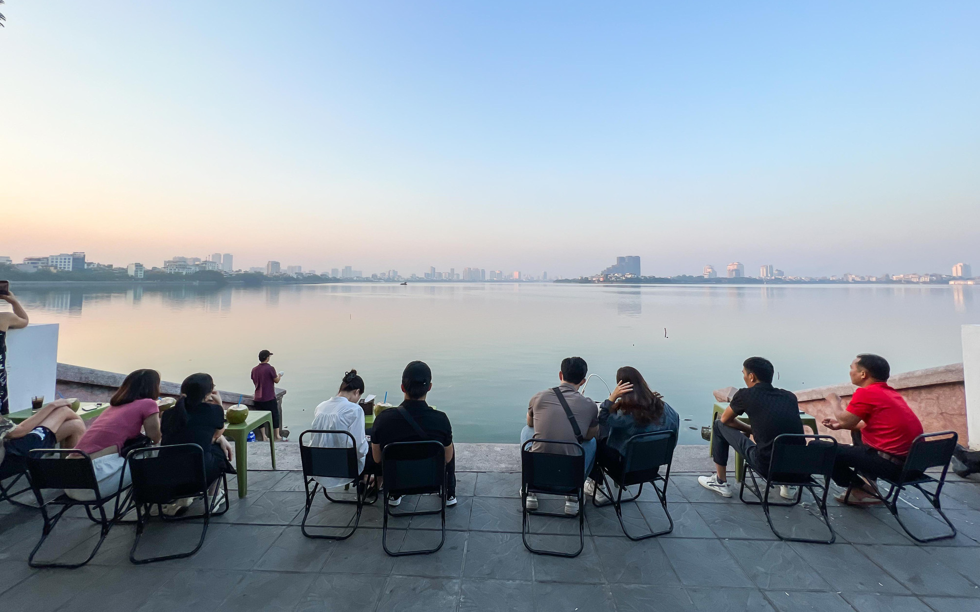 Công an ra quân xử lý sau phản ánh vỉa hè dọc hồ Tây ngang nhiên biến thành chốn ăn nhậu - Ảnh 15.