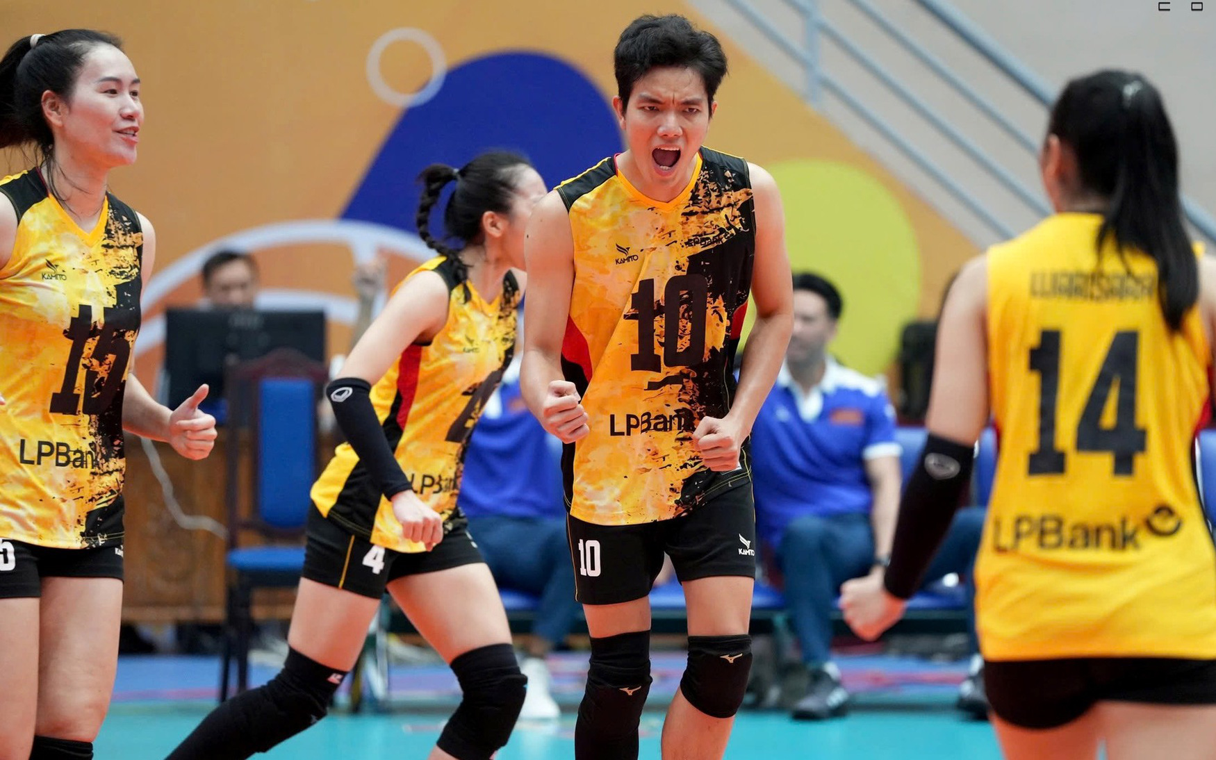 Hoa khôi bóng chuyền Nguyệt Anh thướt tha đón xuân cùng áo dài - Ảnh 5.