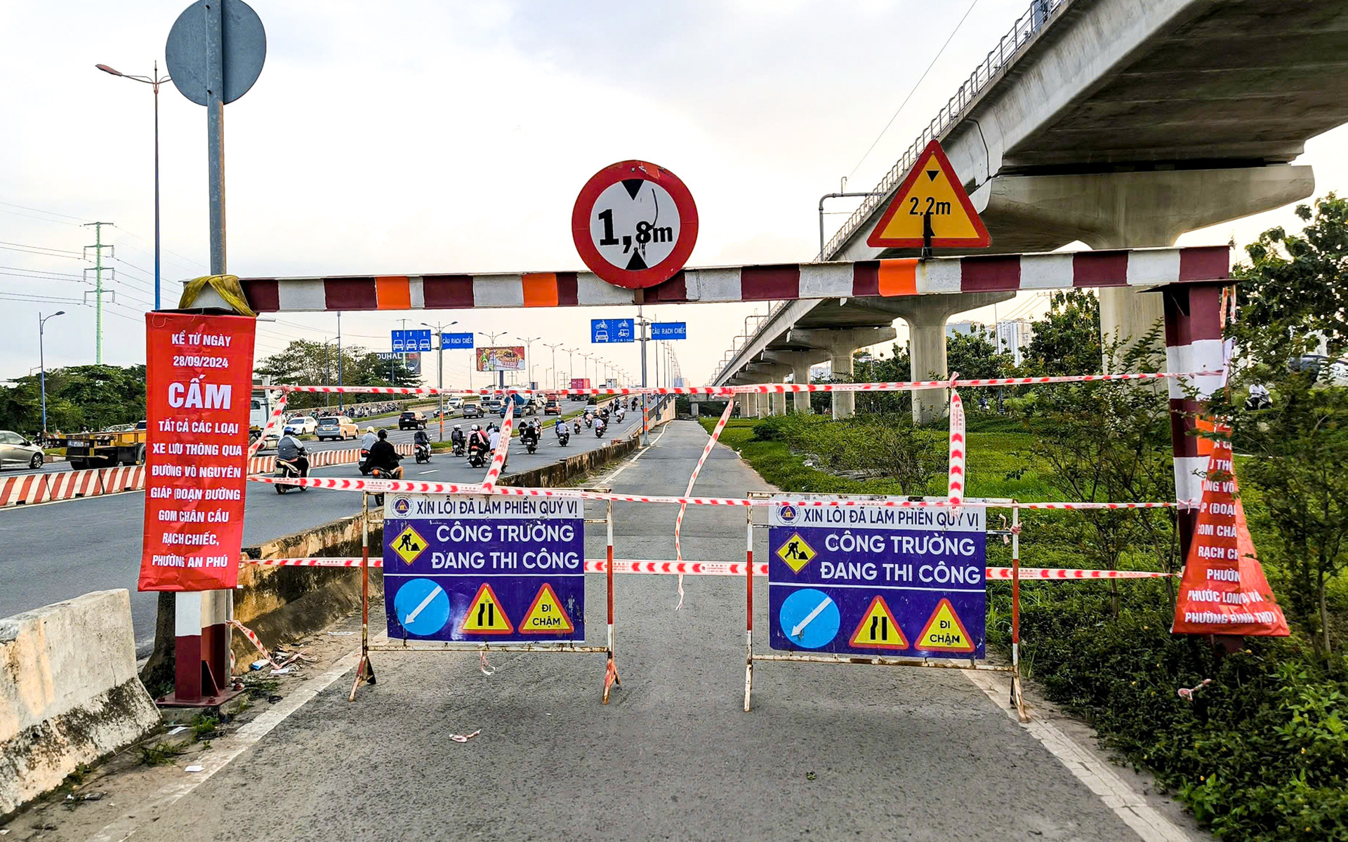 Người dân TP.HCM khổ sở băng qua con đường bụi mịt mù như sương khói - Ảnh 7.