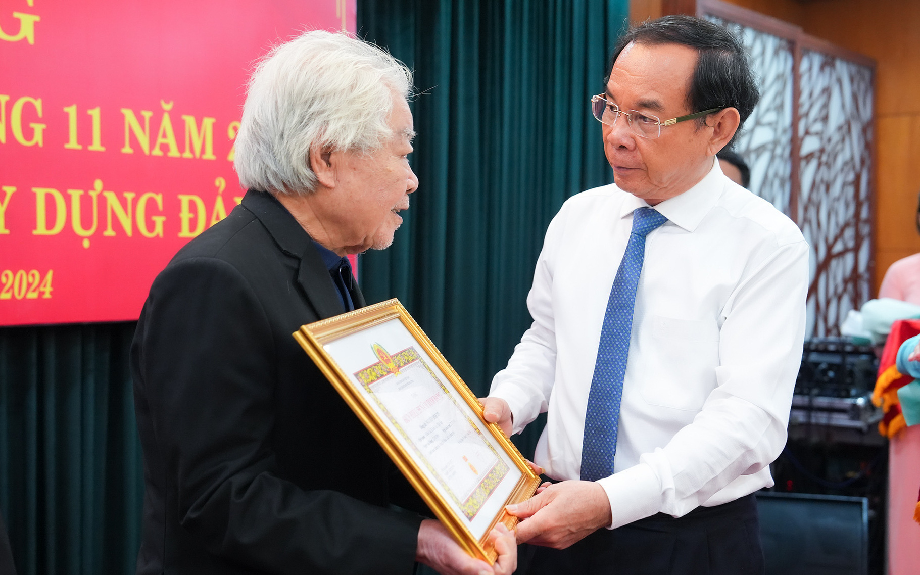 Chủ tịch Phan Văn Mãi trao Huy hiệu Đảng tại quận 1 - Ảnh 3.