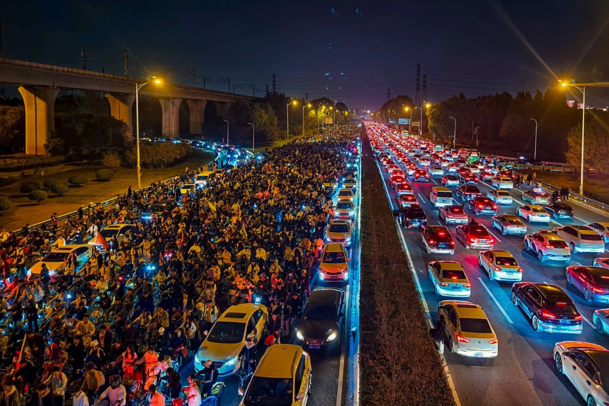 Apa yang membuat Tiongkok memberlakukan pembatasan bersepeda jarak jauh - Foto 4. Là bánh bao súp mà khiến 200.000 sinh viên chen chúc đạp xe 50km vào ban đêm - Ảnh 4.