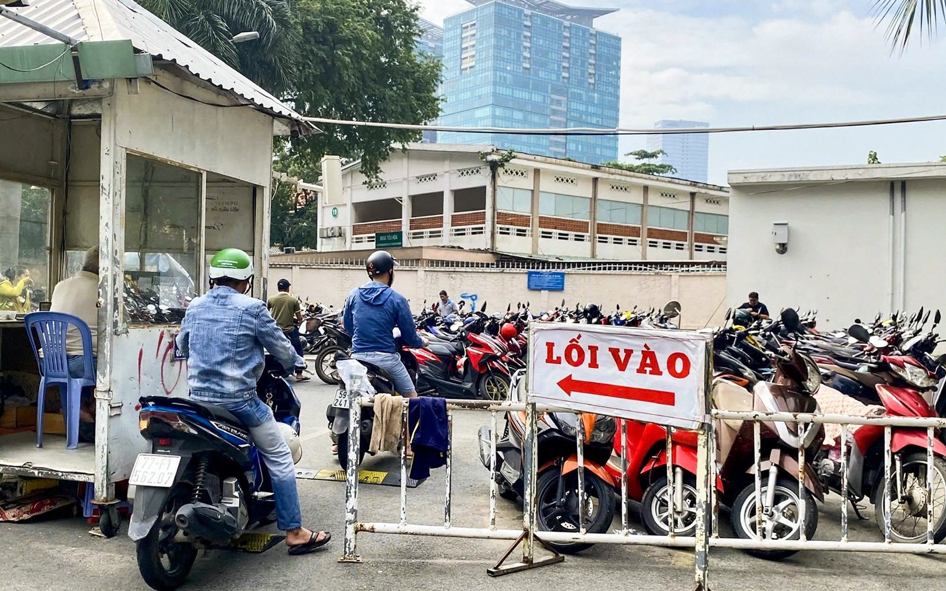 Giá giữ xe trường đại học cao hơn trung tâm thương mại: Có tận thu sinh viên? - Ảnh 2.