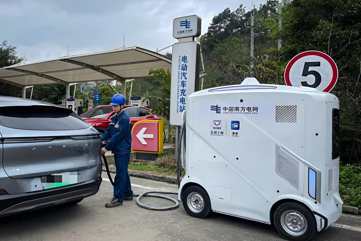 Wuling làm trạm sạc di động: Nhỏ hơn Mini EV, tự chạy đến chỗ xe hết pin mà không cần người lái - Ảnh 4.