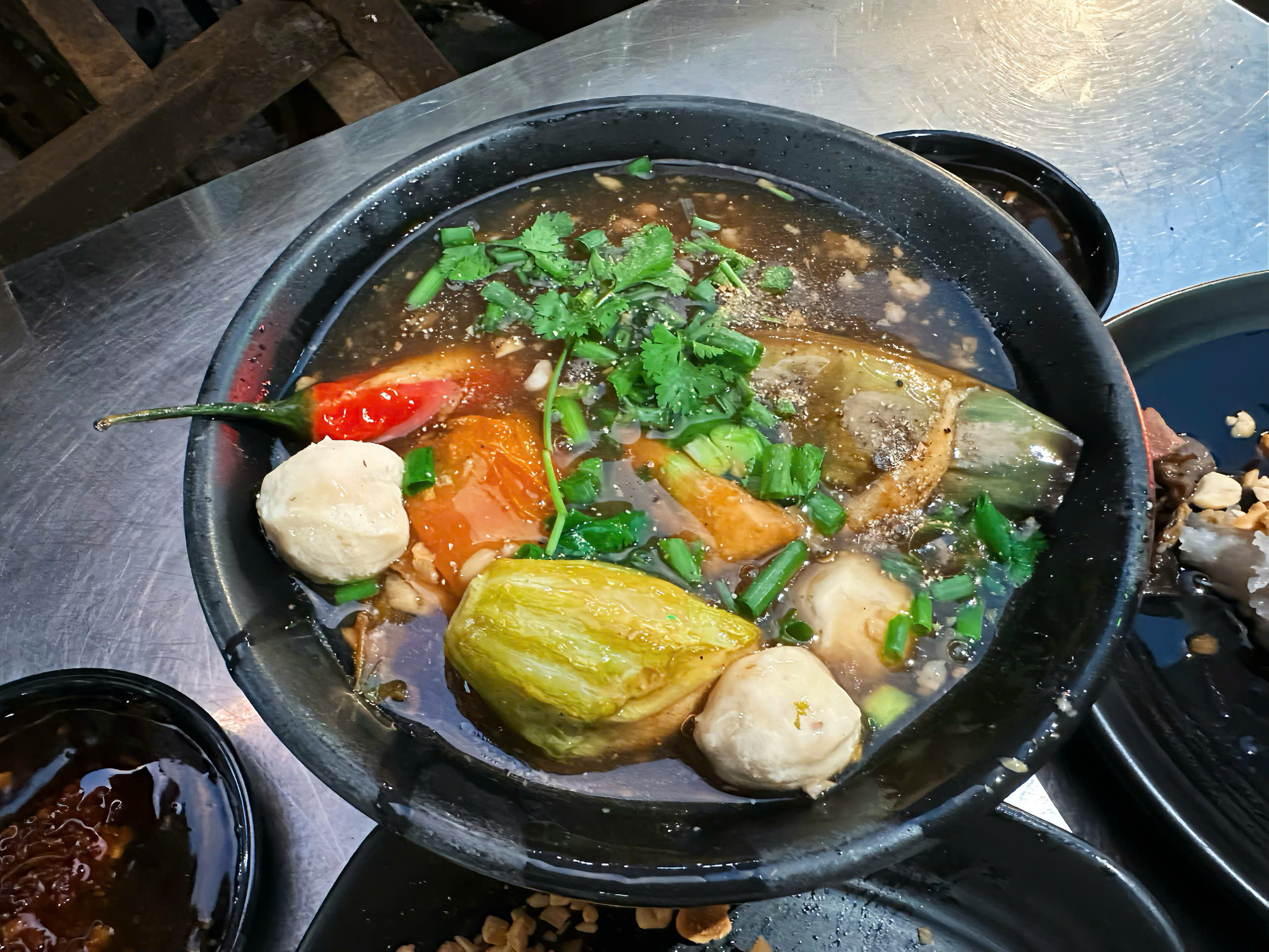 Liebes, iss „Bittermelone und Aubergine“, um das Leben weniger elend zu machen! – Foto 1. Tình yêu ơi, ăn 'khổ qua cà chớn' cho đời bớt khổ! - Ảnh 1.