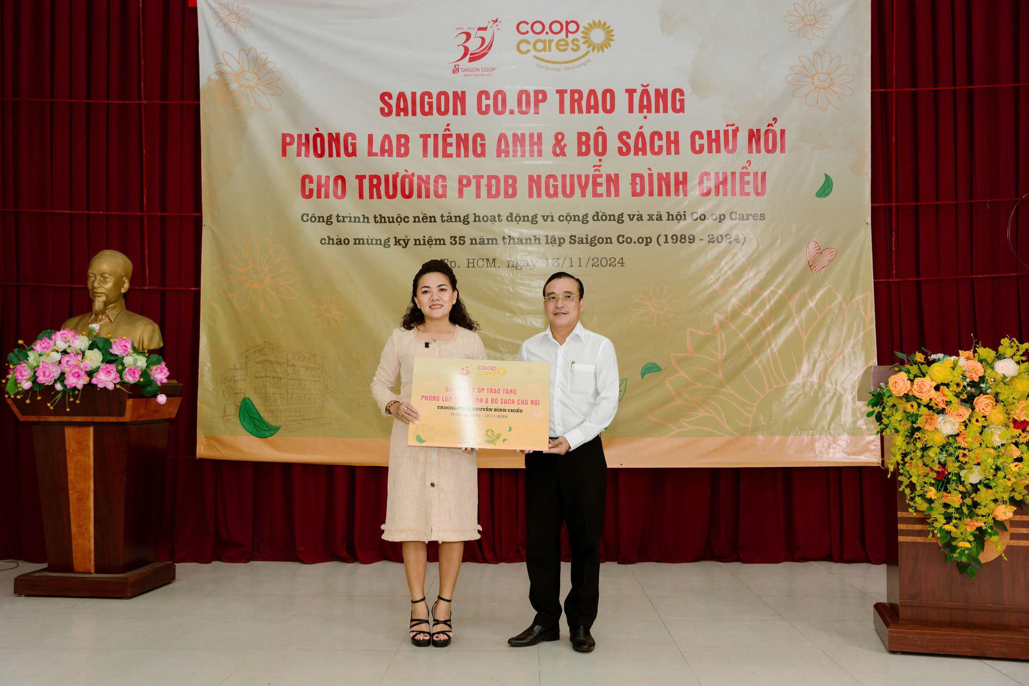 Saigon Co.op tặng phòng học tiếng Anh và sách chữ nổi cho học sinh khiếm thị - Ảnh 4.