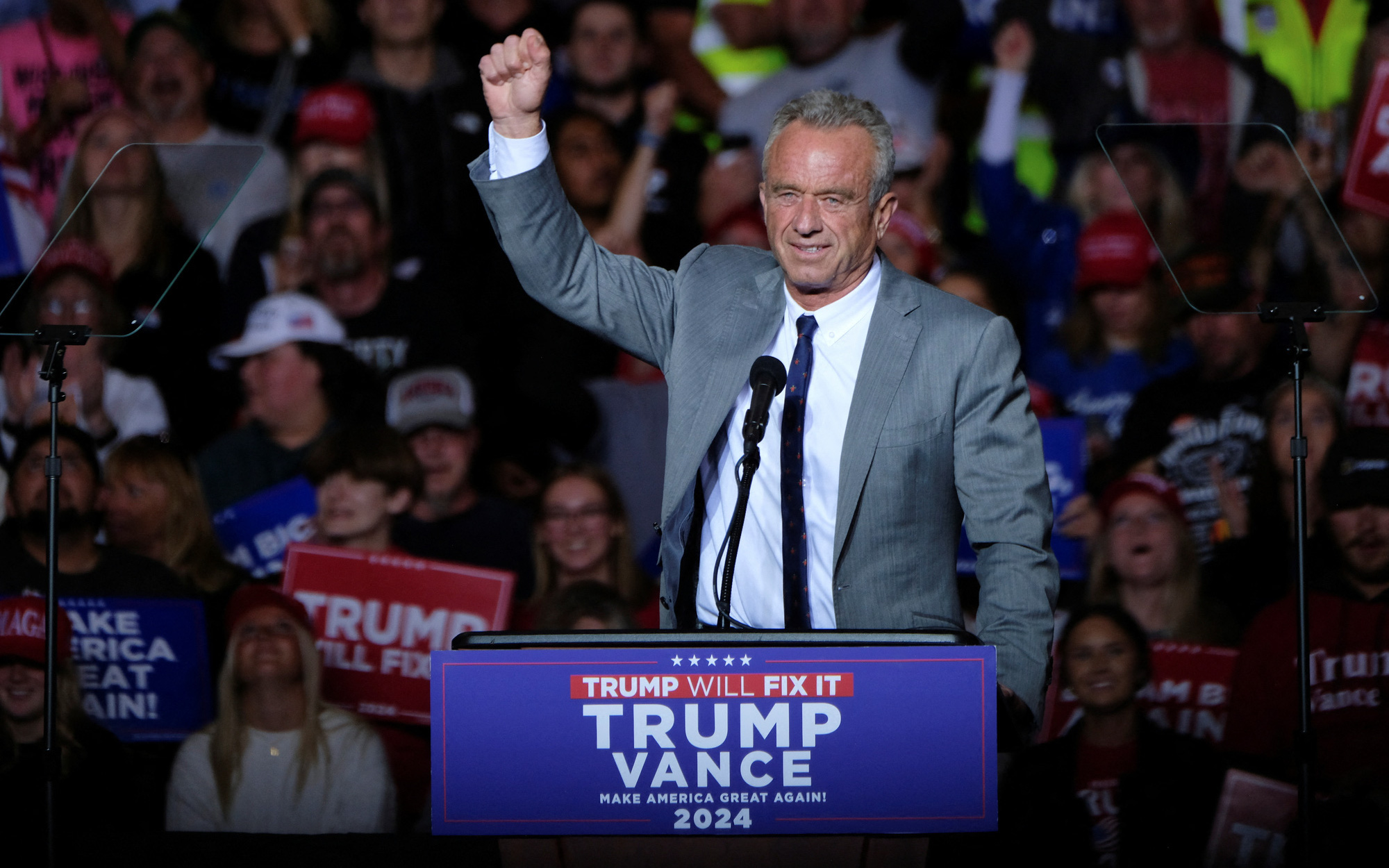 Thượng viện Mỹ phê chuẩn ông Kennedy Jr, người hoài nghi vắc-xin, làm bộ trưởng y tế - Ảnh 2.
