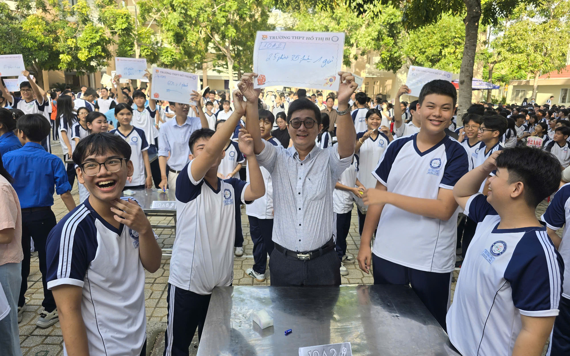 Thầy trò Trường THPT Hồ Thị Bi cùng 'hợp sức' tranh tài mừng Ngày Nhà giáo Việt Nam