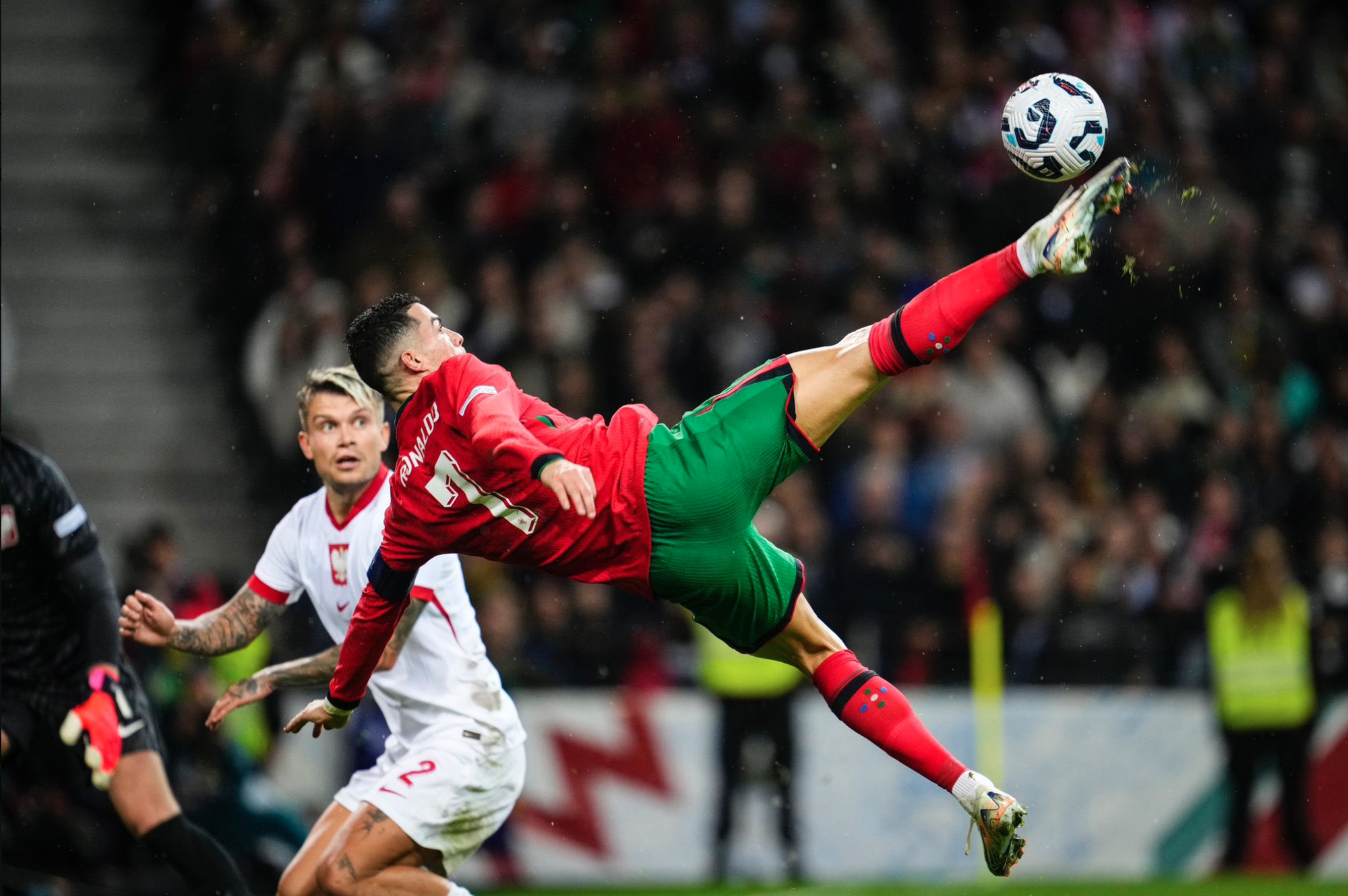 Ronaldo được ví 'người ngoài hành tinh' sau khi lập siêu phẩm Tuổi