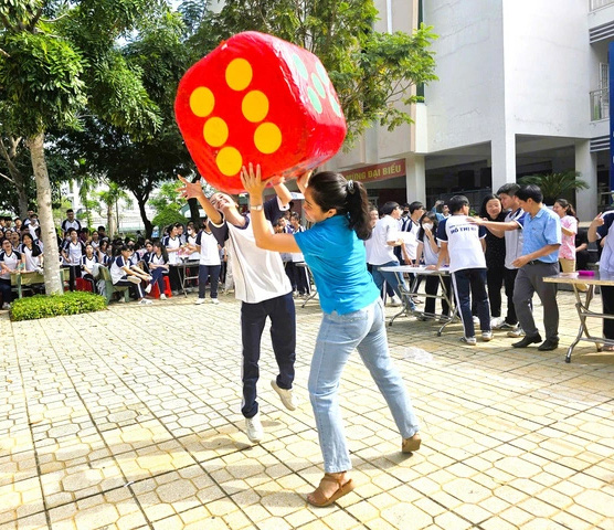 Thầy trò Trường THPT Hồ Thị Bi cùng 'hợp sức' tranh tài mừng Ngày Nhà giáo Việt Nam- Ảnh 7.