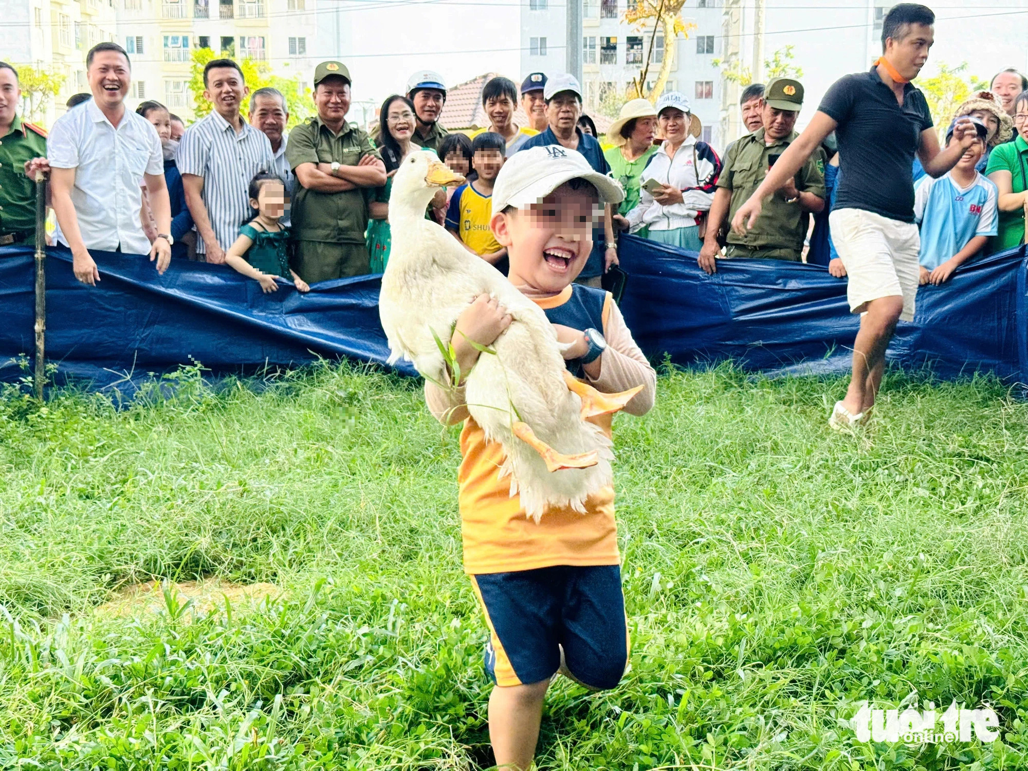 Người lớn, trẻ con cười nắc nẻ trong ‘Ngày hội Đại đoàn kết toàn dân tộc’ - Ảnh 6.