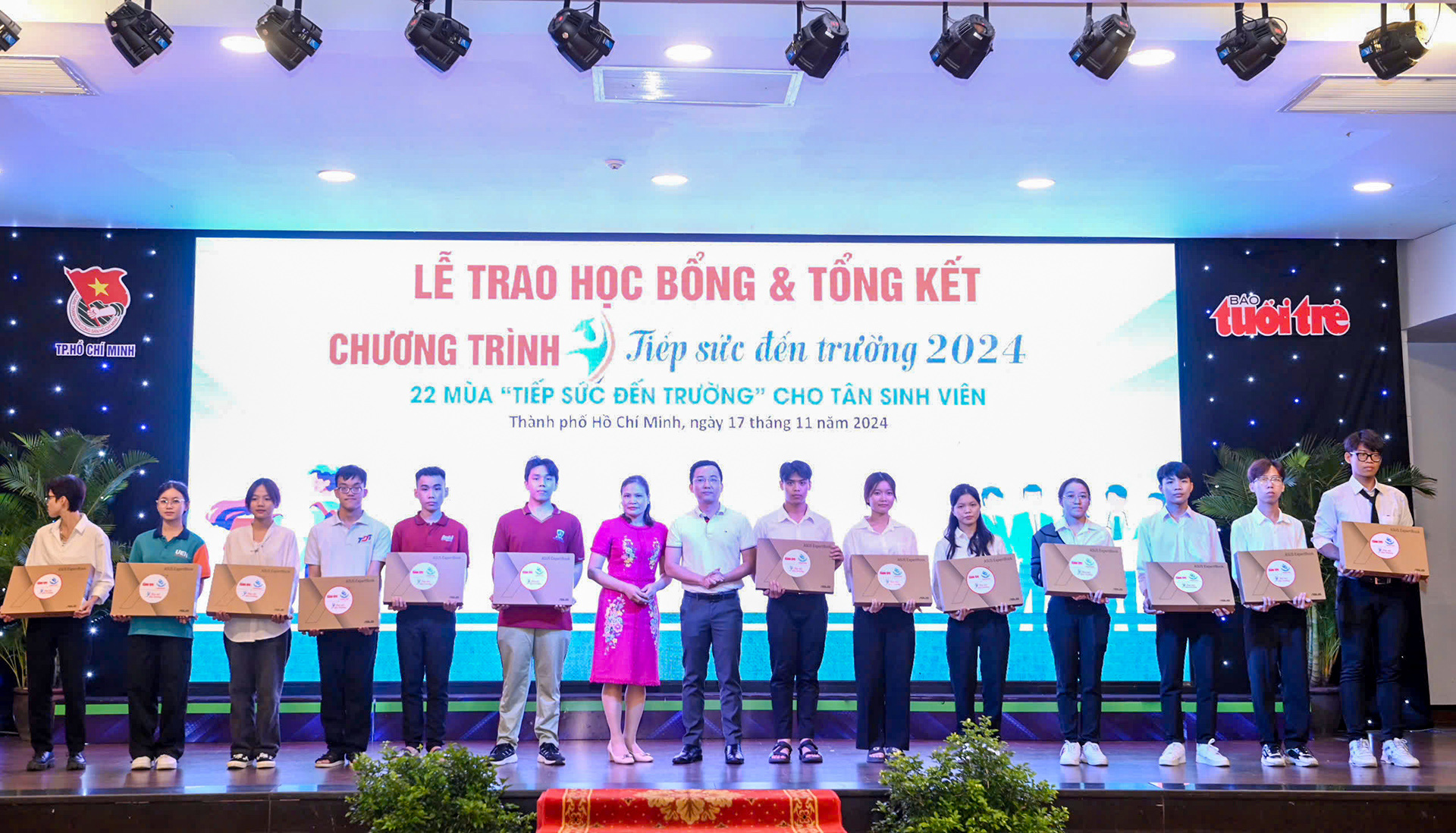 Mất cả cha mẹ, đi làm công nhân 3 năm kiếm sống, vẫn đậu ĐH Kinh tế TP.HCM, được tiếp sức đến trường - Ảnh 33.