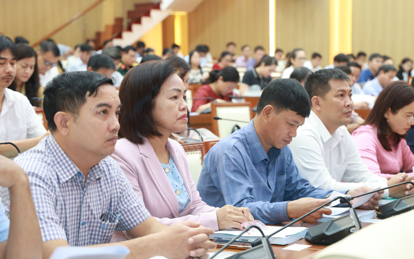 Tỉnh ủy Quảng Ngãi cùng Đại học Quốc gia Hà Nội bồi dưỡng kiến thức cho 220 cán bộ - Ảnh 4.