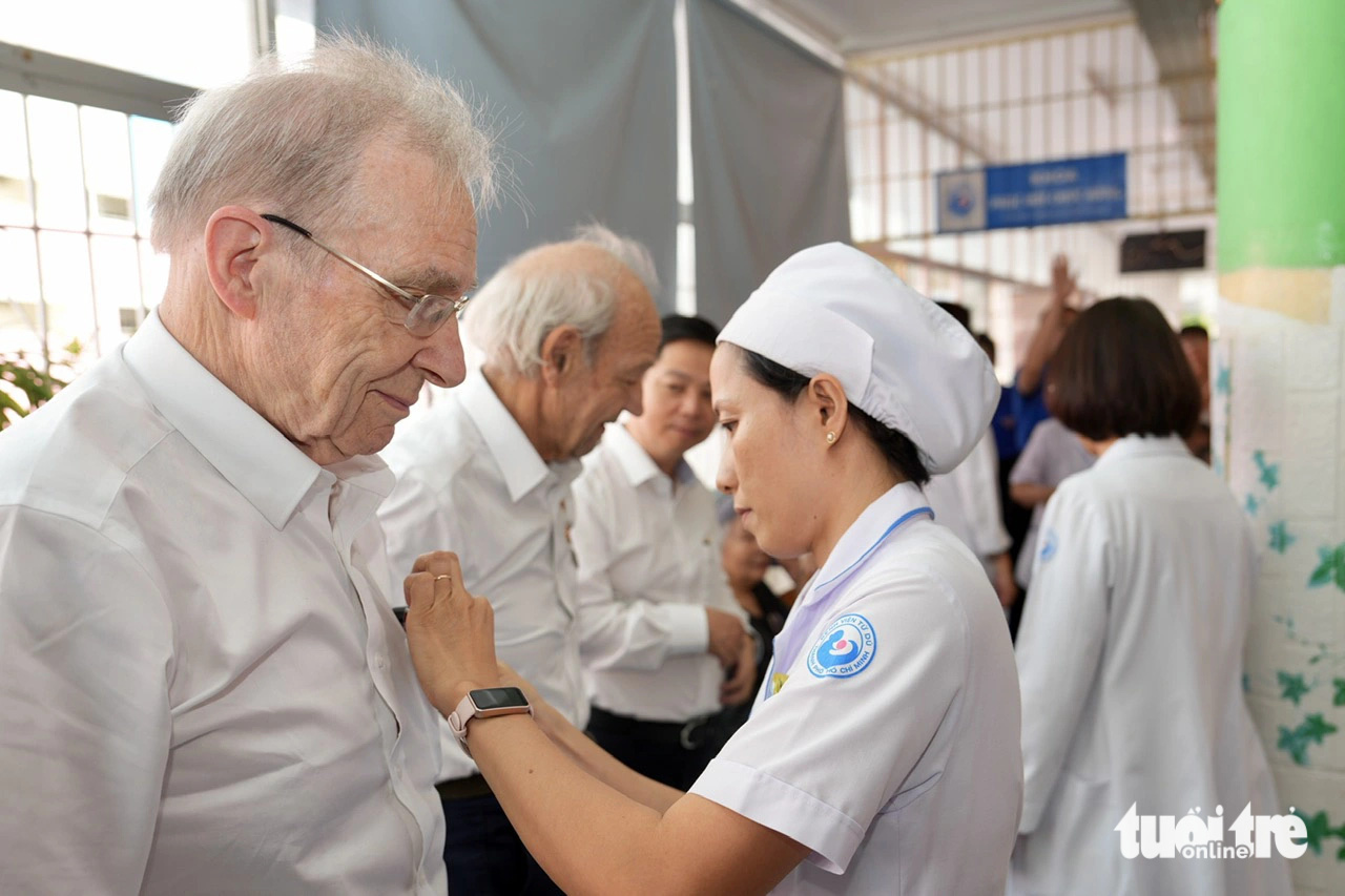 Thăm Làng hòa bình, hai người bạn Thụy Sĩ tặng quà cho trẻ em nhiễm chất độc da cam - Ảnh 3.