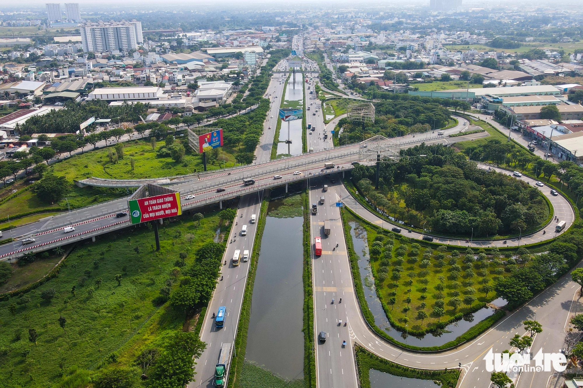 Mở rộng quốc lộ 1 ở cửa ngõ về miền Tây 10-12 làn thuận lợi hơn đi trên cao - Ảnh 4.