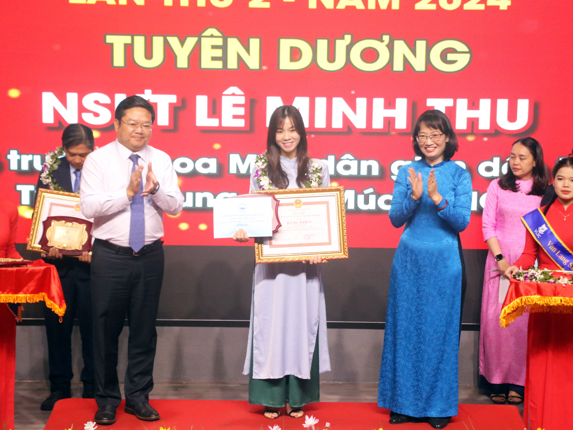 UBND TP.HCM vinh danh 10 thầy cô đạt Giải thưởng Trần Đại Nghĩa - Ảnh 1.