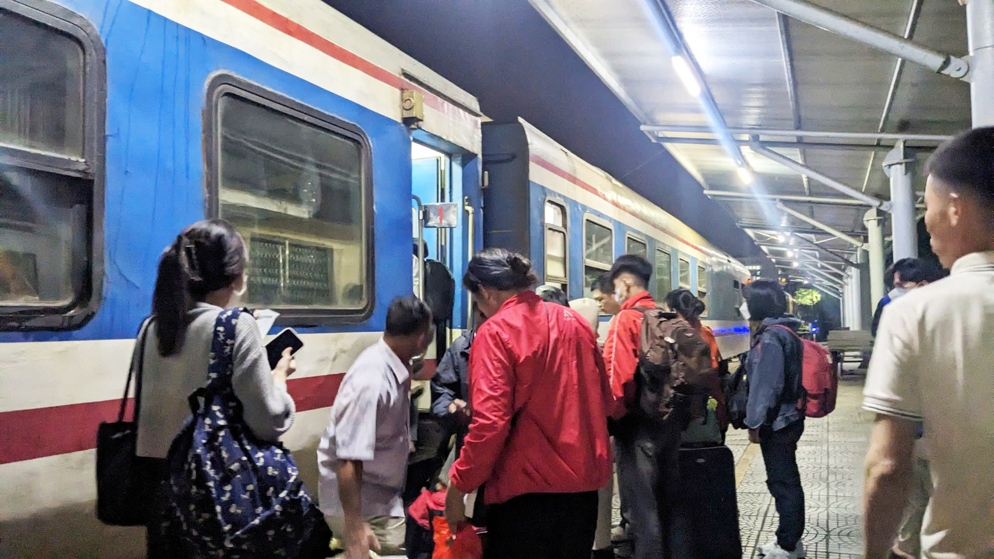 Tàu hàng trật bánh, ô tô trung chuyển hàng trăm hành khách tàu SE7, SE8 trong đêm - Ảnh 3.