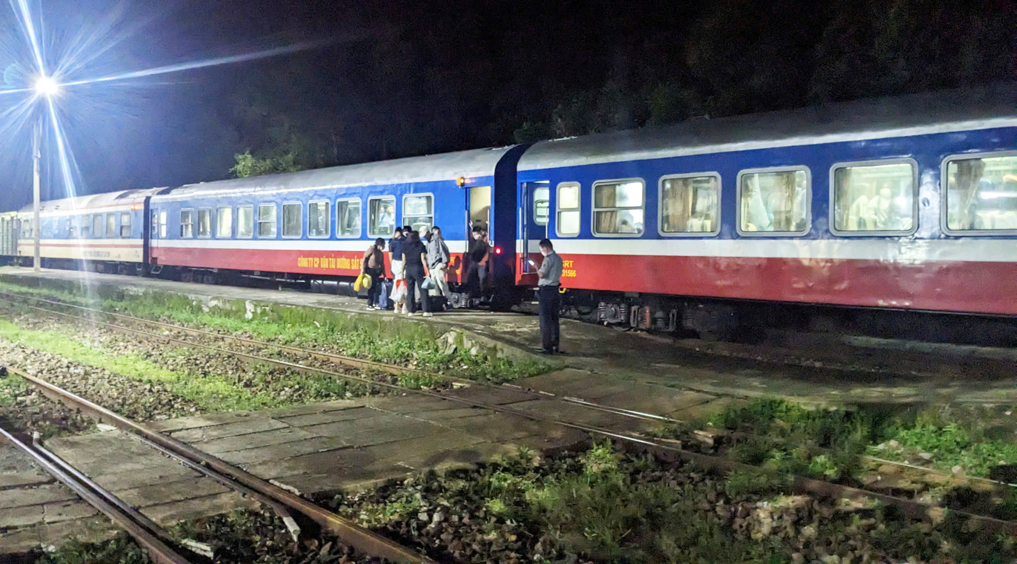 Tàu hàng trật bánh, ô tô trung chuyển hàng trăm hành khách tàu SE7, SE8 trong đêm - Ảnh 1.