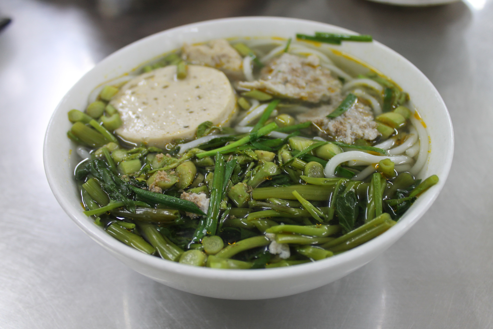 My Mother's Noodle Soup, um restaurante de 40 anos que preserva o legado da minha mãe - Foto 1. Canh bún Mẹ Tôi hơn 40 năm gắn với dân Phú Nhuận - Ảnh 1.
