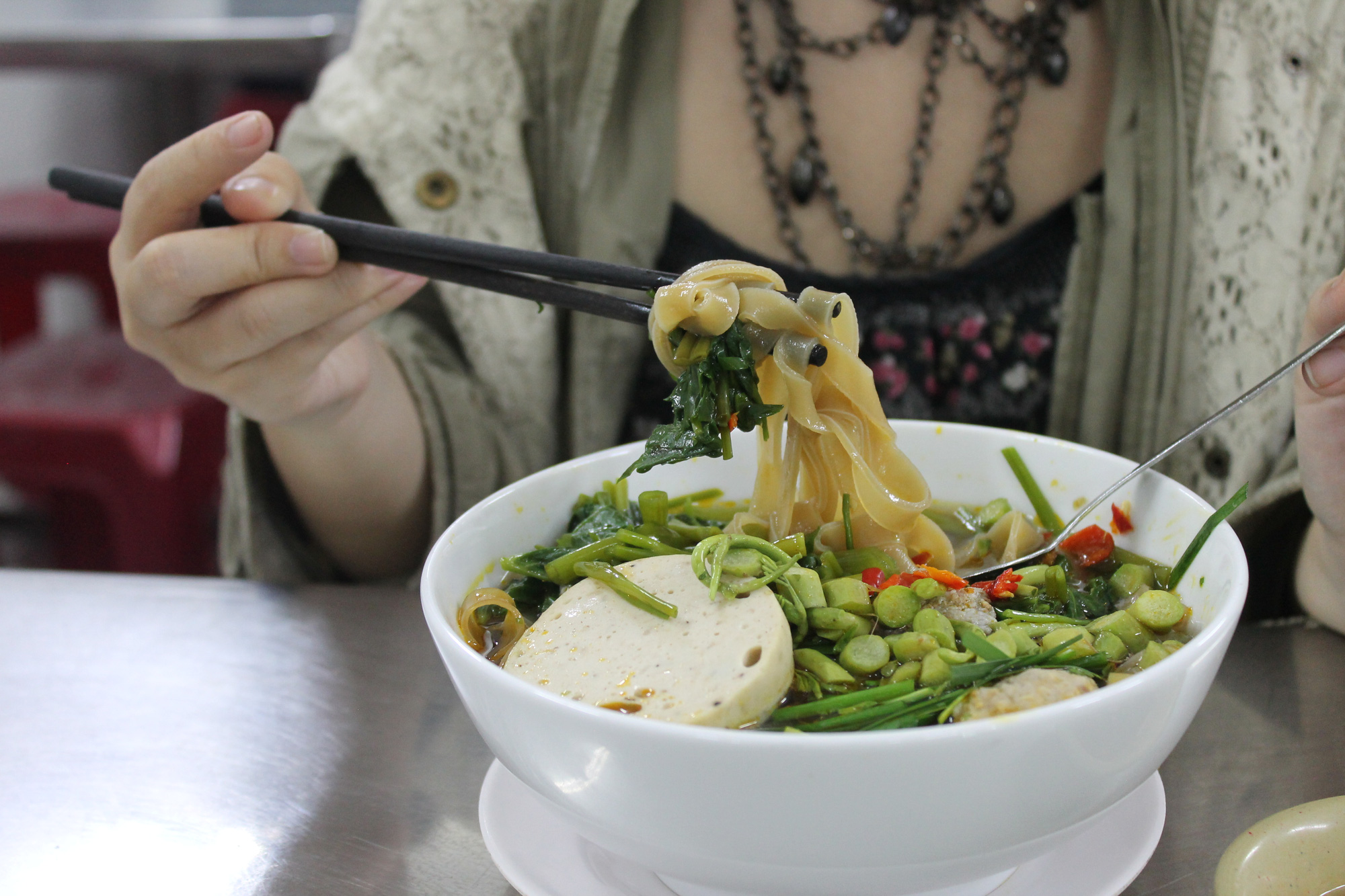 My Mother's Noodle Soup, um restaurante de 40 anos que preserva o legado da minha mãe - Foto 2. Canh bún Mẹ Tôi hơn 40 năm gắn với dân Phú Nhuận  - Ảnh 2.