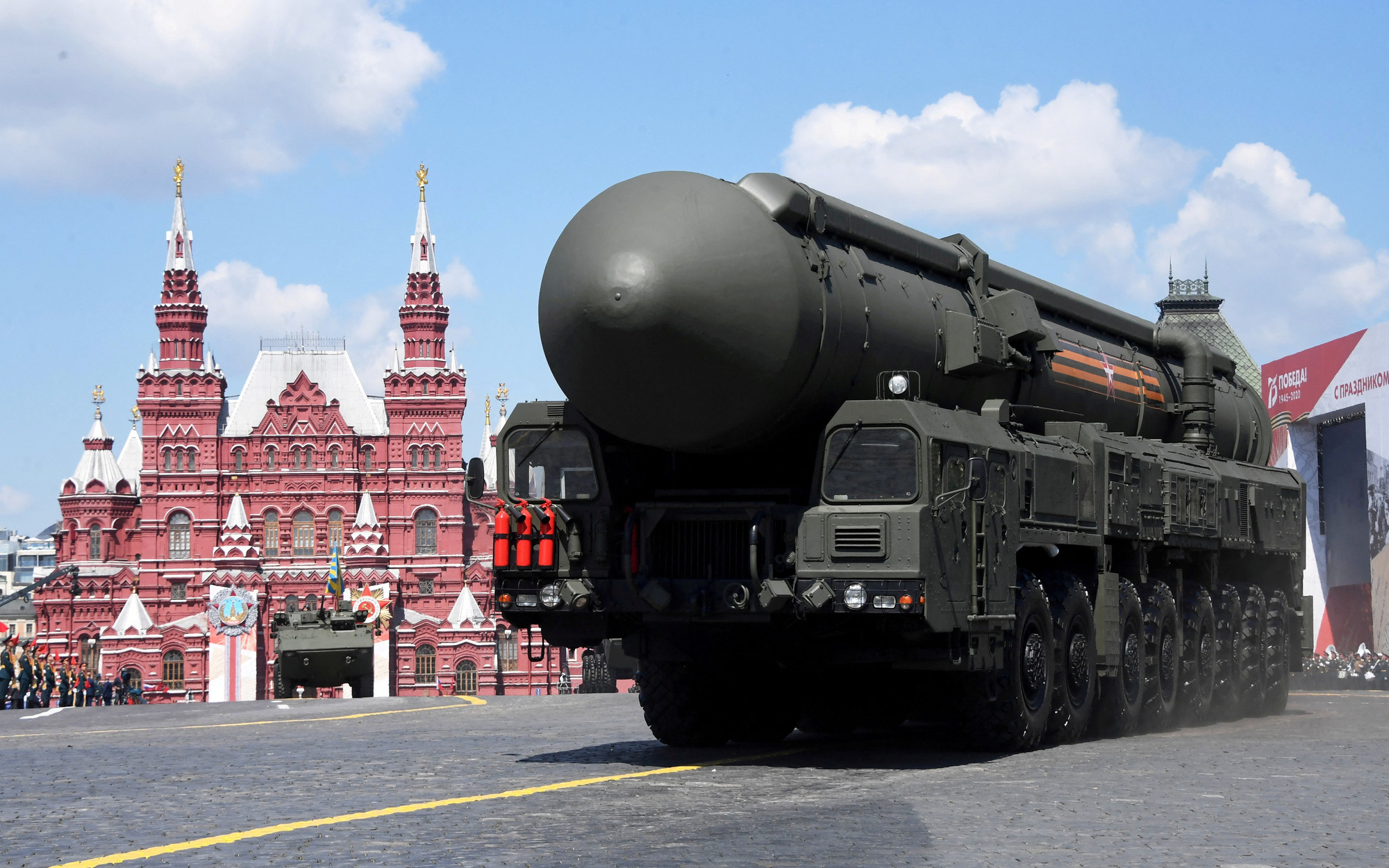 Đại sứ quán Mỹ tại Kiev đóng cửa vì sợ có không kích - Ảnh 1.