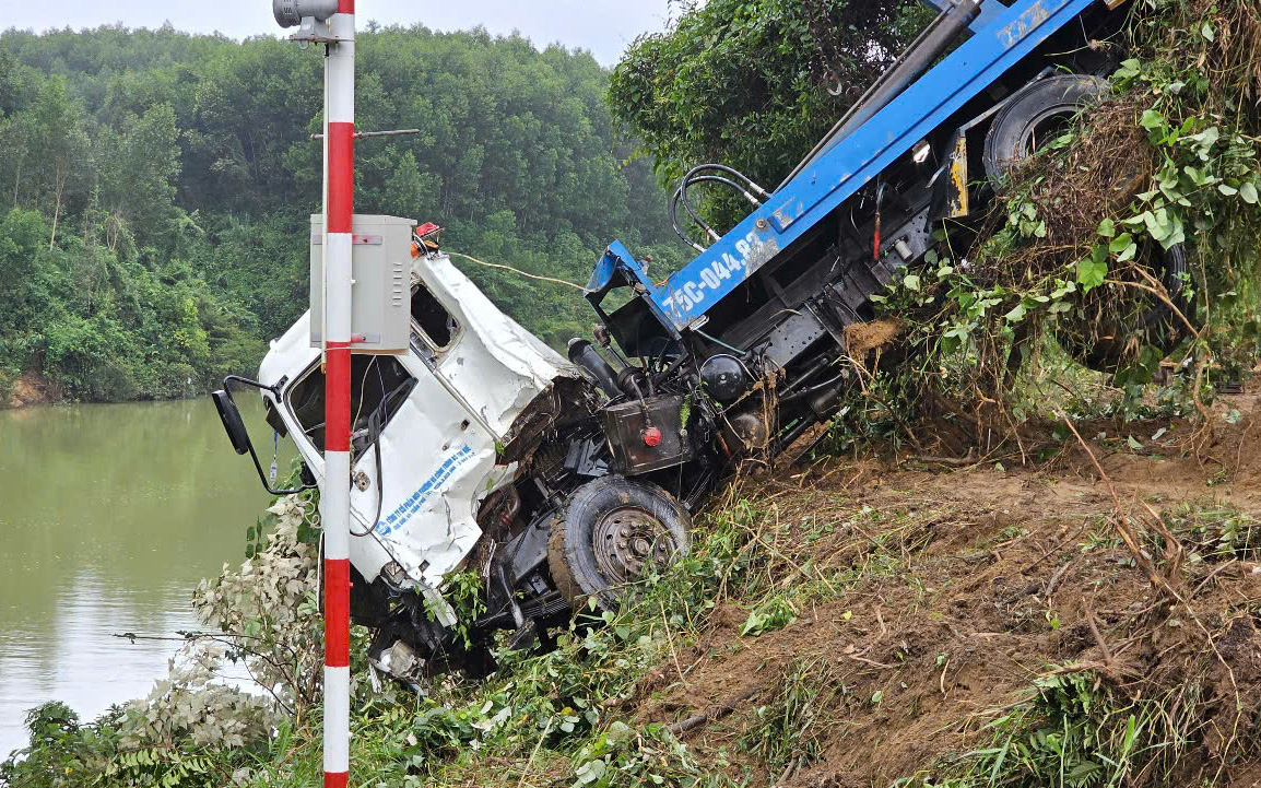 Đầu tư xây mới cầu Bình Thành – nơi xảy ra vụ việc xe chở rác lao xuống sông - Ảnh 1.