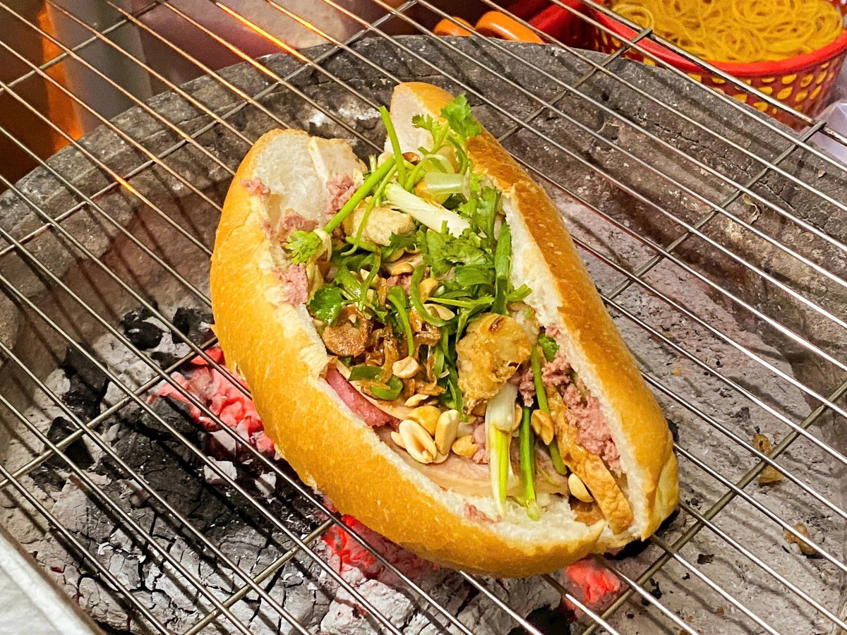 Khám phá bánh mì Bắc, Trung, Nam khác nhau ra sao - Ảnh 1.