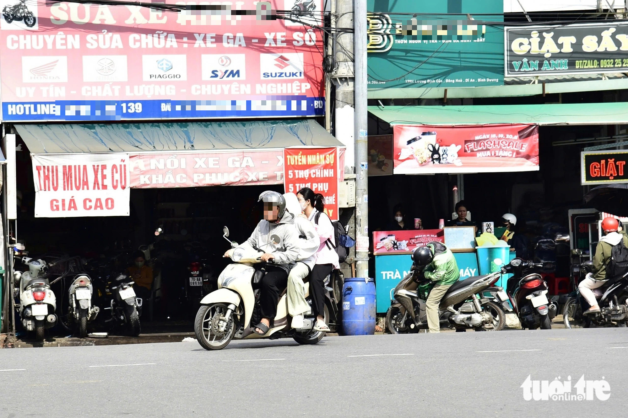 Không đội mũ bảo hiểm, tống ba… trong làng đại học TP.HCM - Ảnh 1.