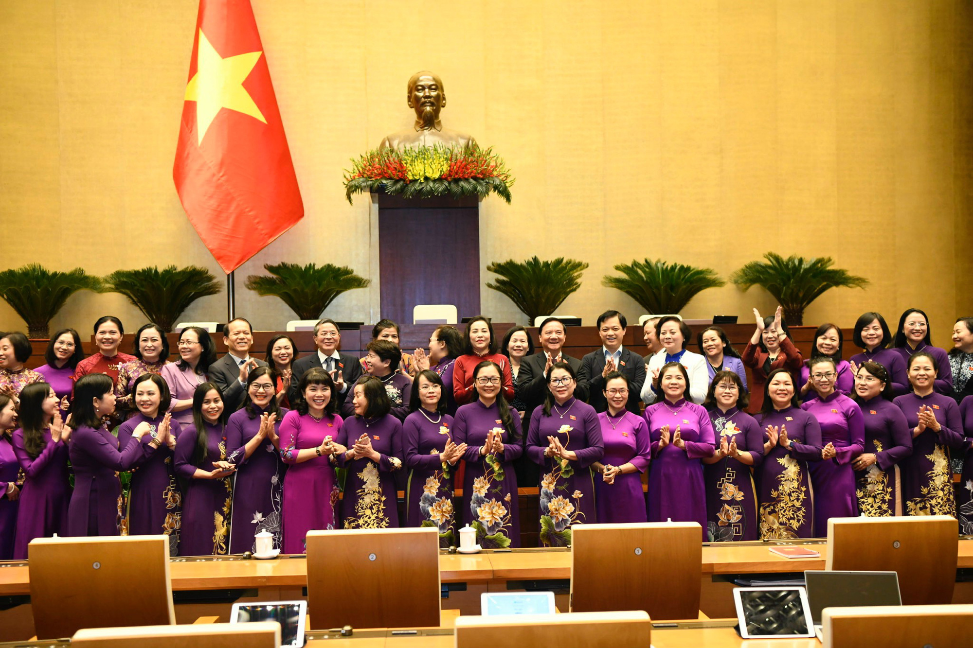 Rợp màu áo dài tím ngày Quốc hội thảo luận thành lập TP Huế trực thuộc trung ương - Ảnh 1.