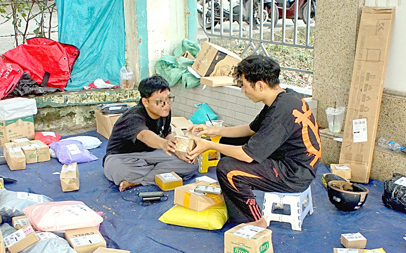 Shipper tự làm tròn tiền, dân mạng cãi 'cho là lòng tốt, không phải nghĩa vụ' - Ảnh 2.