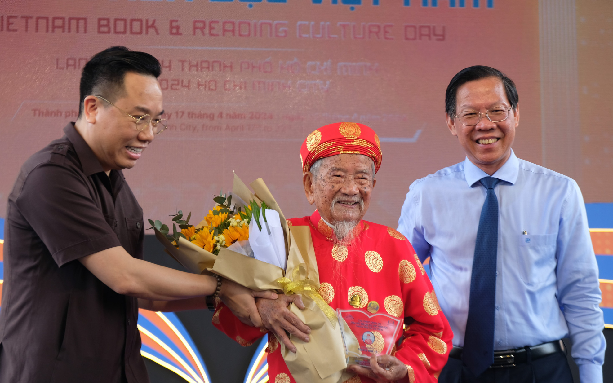 Chủ tịch Phan Văn Mãi đến thăm cụ Nguyễn Đình Tư - Ảnh 8.