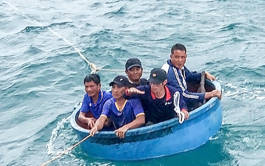 Tàu cá bị sóng đánh chìm, thiếu niên 12 tuổi chết thương tâm - Ảnh 2.
