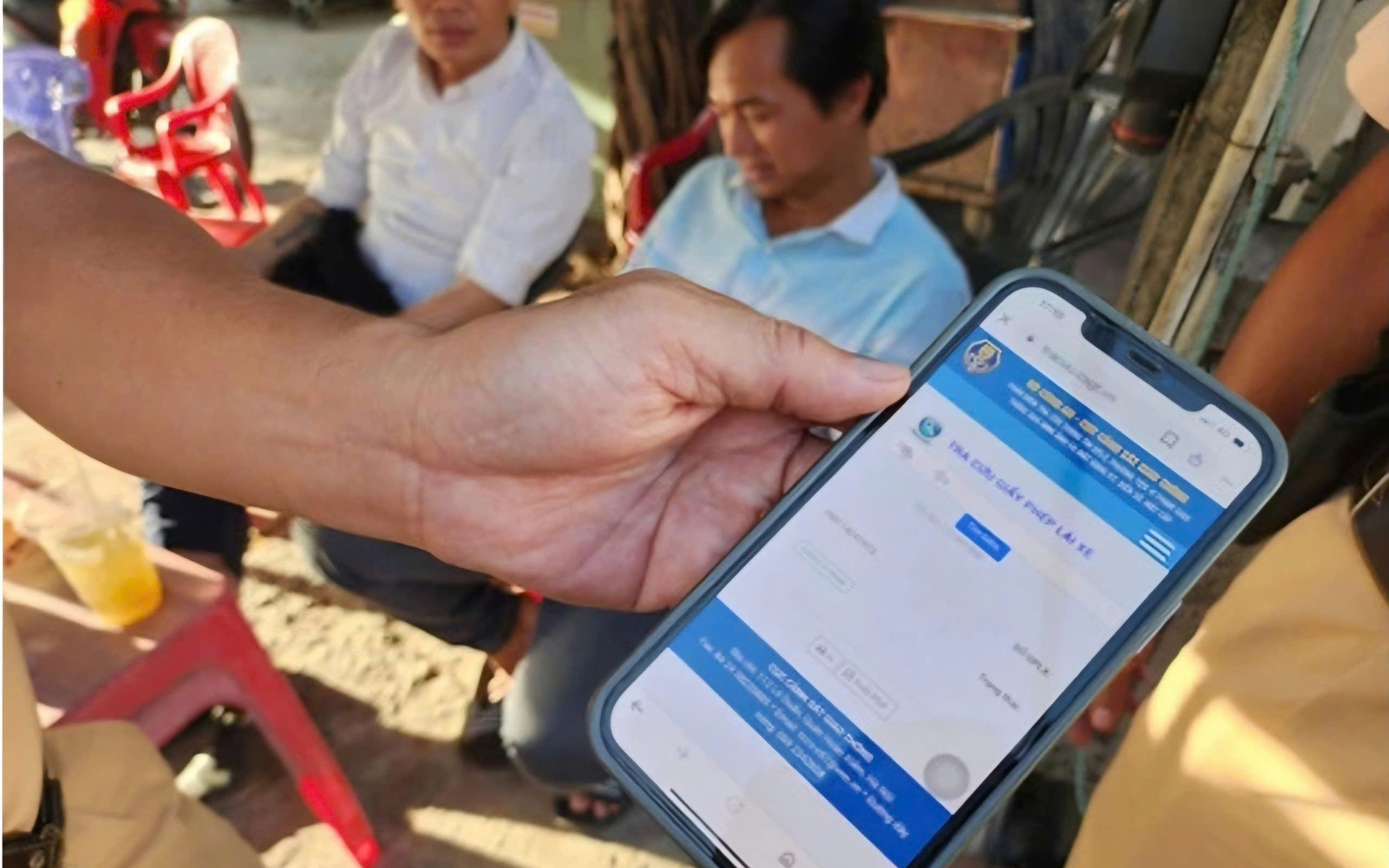 Người dân bị treo bằng lái xe vì thiếu phôi; Phường huy động máy bơm xử lý nước ngập - Ảnh 1.