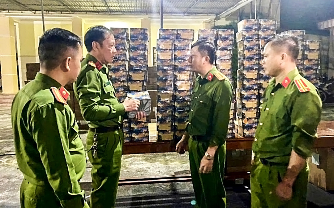 Lực lượng Công an huyện Đức Thọ kiểm tra tang vật trong vụ án - Ảnh: Công an cung cấp