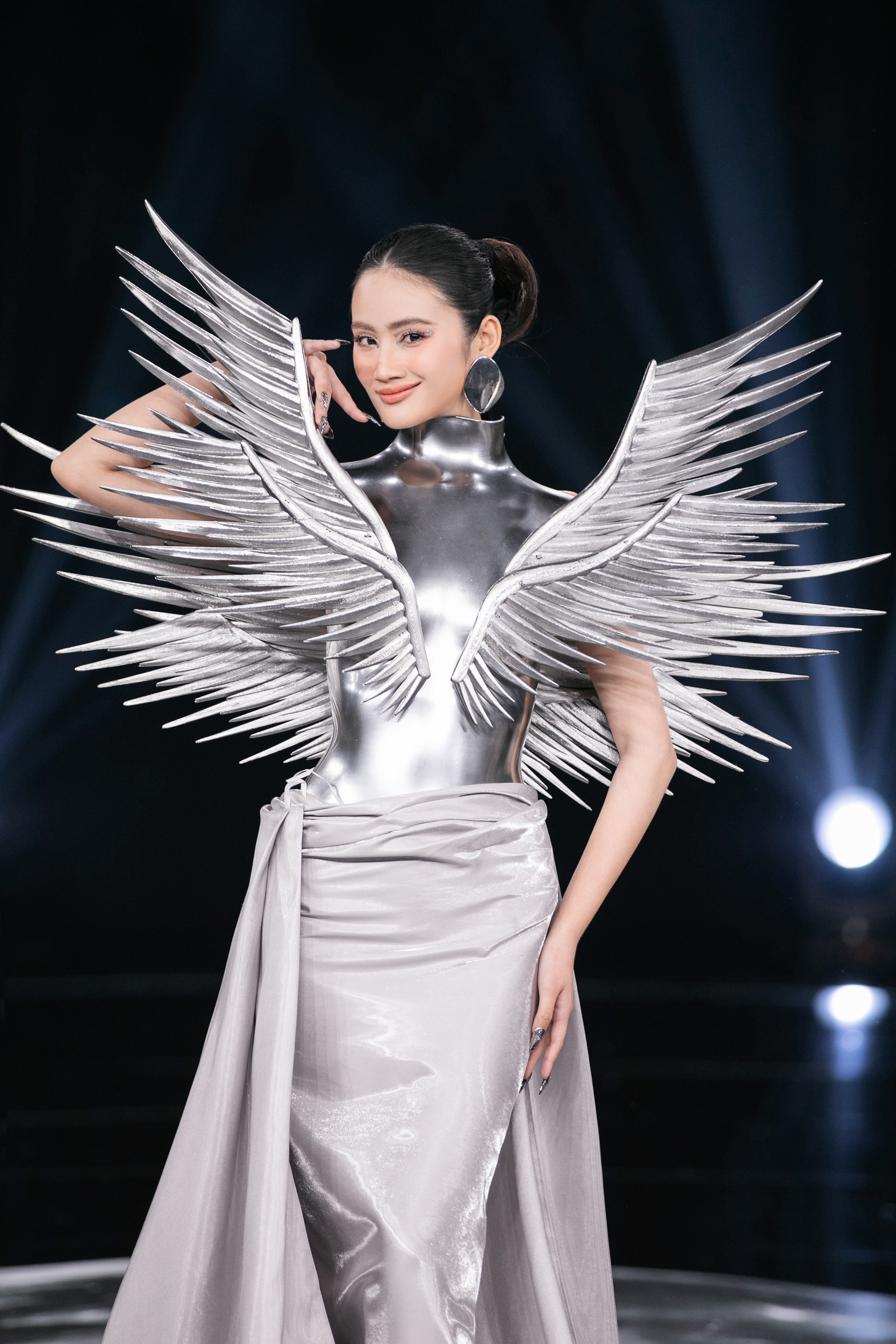Thanh Hang a eu un accident alors qu'il jouait le rôle de vedette pour Ha Thanh Viet - Photo 4. Diễn thời trang Fly Me to the Moon nhưng Thanh Hằng rơi cánh trên sàn catwalk - Ảnh 4.