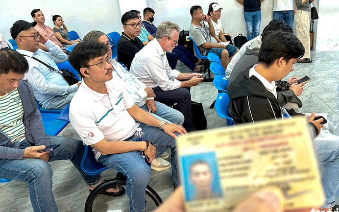 Dự kiến vài ngày tới TP.HCM sẽ có đủ phôi giấy phép lái xe - Ảnh 2.