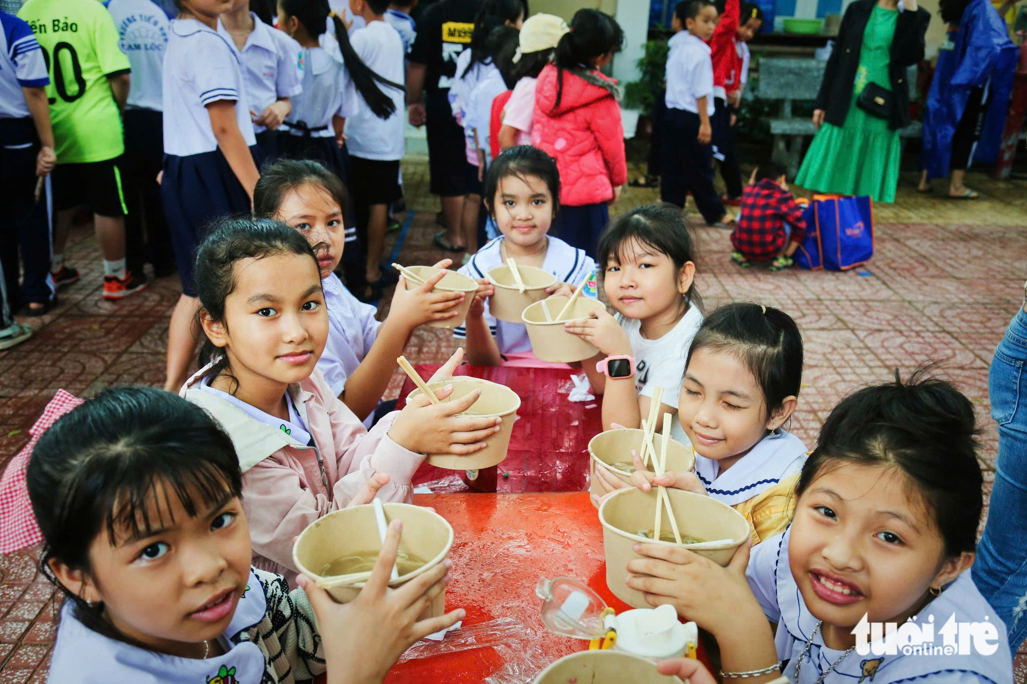 1.000 tô phở nấu xuyên đêm phục vụ học sinh Khánh Hòa - Ảnh 9.