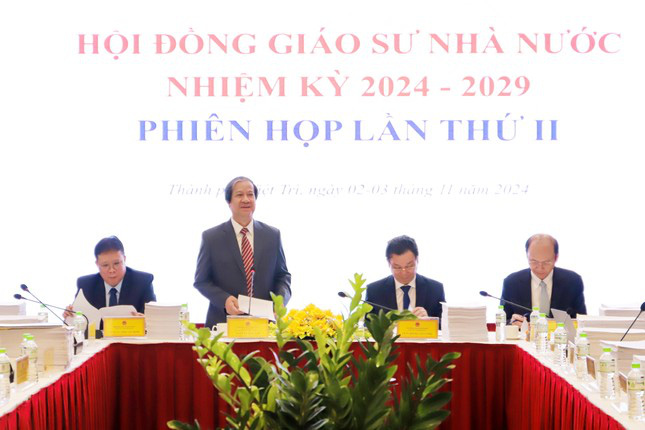 Chính thức công nhận 614 giáo sư, phó giáo sư năm 2024, một ứng viên rút hồ sơ - Ảnh 1.